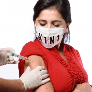 pregnant woman getting flu shot
