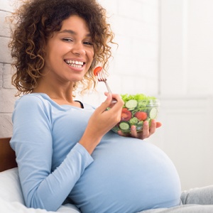 pregnant-woman-eating-healthy